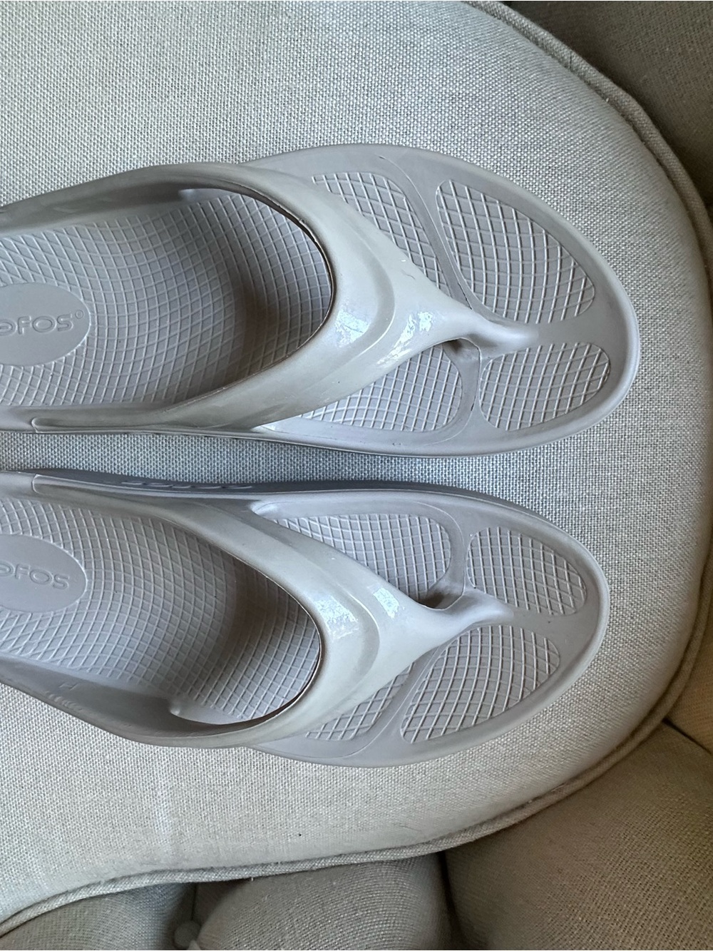 OOFOS Women's Recovery Thong Sandals in Light Taupe
